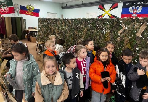 Маленькие сердца – большая поддержка: в Заинске дошколята посетили мастерскую масксетей