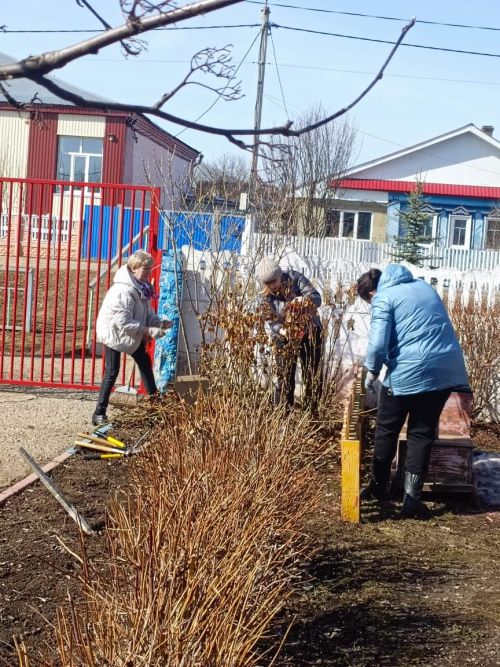 «Весенний десант»: жители Заинского микрорайона дружно вышли на субботник