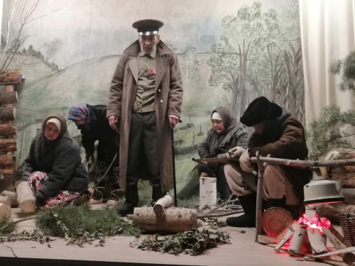 Карман үзешчәннәре Бөек Ватан сугышында Җиңүнең 80 еллыгына багышланган спектакль күрсәтте