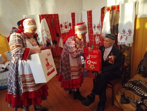 Әхмәт авылы тыл ветераны Бөек Җиңү бәйрәме уңаеннан бүләк кабул итте