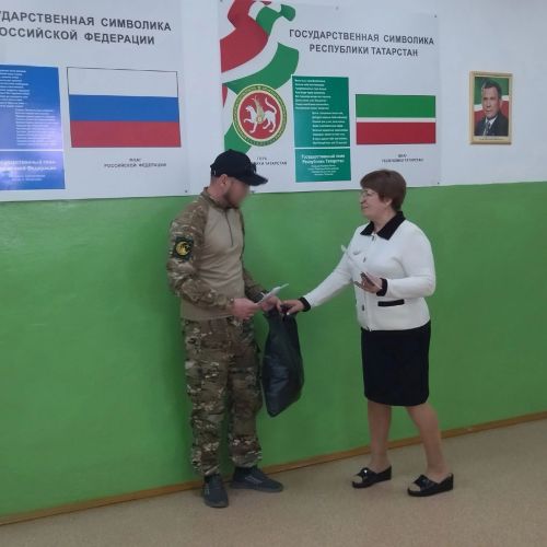 Югары Мәлем мәктәбендә махсус хәрби операциядә катнашучы егет белән очрашу узды