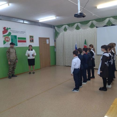 Югары Мәлем мәктәбендә махсус хәрби операциядә катнашучы егет белән очрашу узды