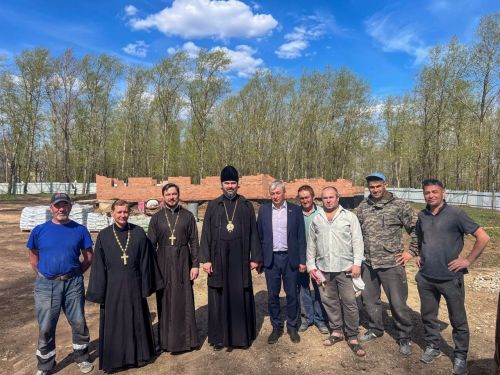 Епископ Мефодий ознакомился с ходом строительства храма в Заинске