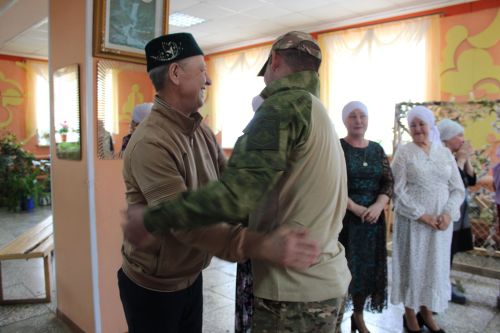 Имәнленең батыр йөрәкле егетләре авылдашлары белән очрашты