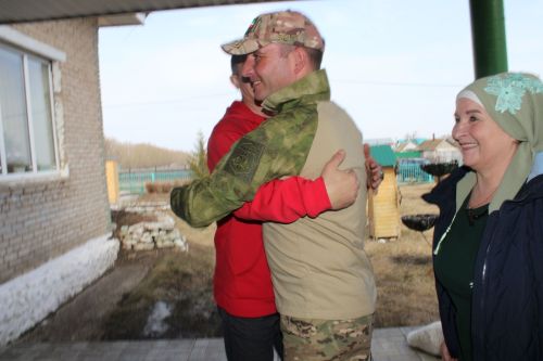 Имәнленең батыр йөрәкле егетләре авылдашлары белән очрашты
