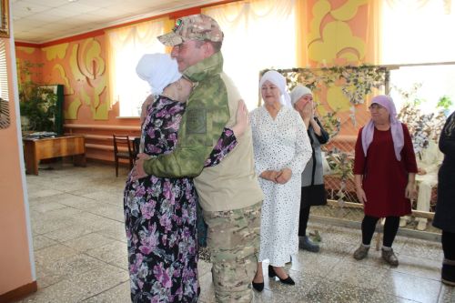 Имәнленең батыр йөрәкле егетләре авылдашлары белән очрашты