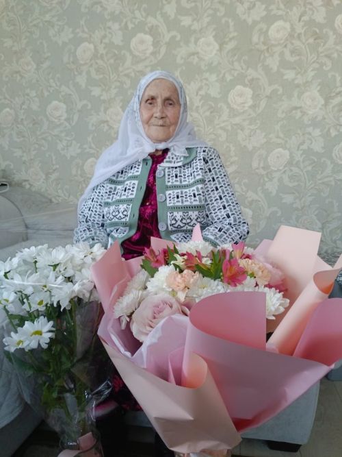 В селе Аксарино Заинского района долгожительница вышивает уникальные полотенца и наволочки