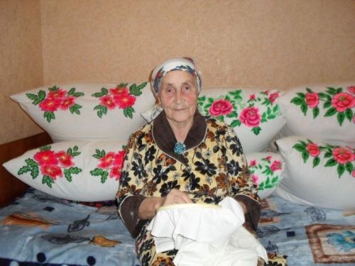 В селе Аксарино Заинского района долгожительница вышивает уникальные полотенца и наволочки