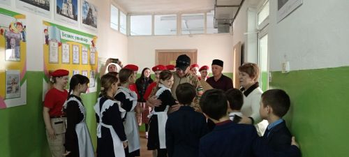 Югары Мәлем укучылары  хәрби белән очрашты