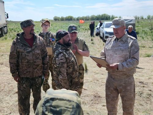 Глава Заинского района наградил поисковиков, находящихся в экспедиции в Волгоградской области