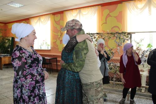 «Добрый» в гостях у земляков: военнослужащий СВО встретился с жителями села Имянлебаш