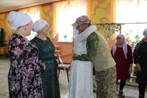 «Добрый» в гостях у земляков: военнослужащий СВО встретился с жителями села Имянлебаш