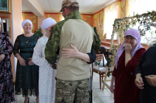 «Добрый» в гостях у земляков: военнослужащий СВО встретился с жителями села Имянлебаш