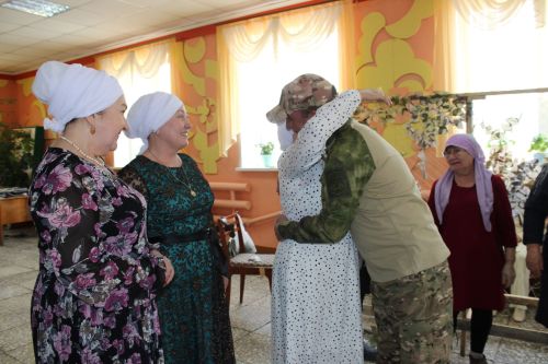 «Добрый» в гостях у земляков: военнослужащий СВО встретился с жителями села Имянлебаш
