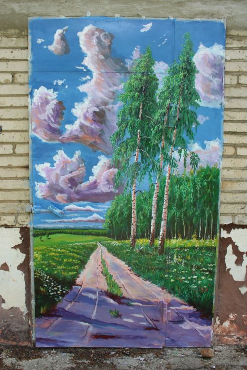 Житель Заинска украшает стены многоквартирных домов