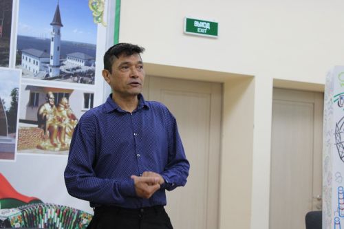 Житель Заинска украшает стены многоквартирных домов