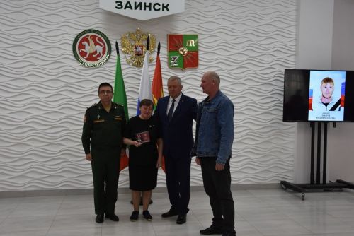 Зәйдә махсус операциядә һәлак булганнарның гаиләләренә Батырлык орденнары тапшырылды