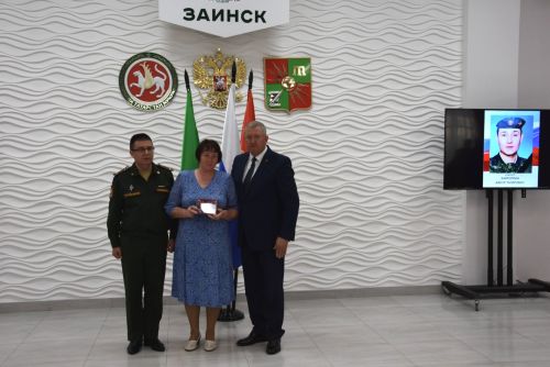 Зәйдә махсус операциядә һәлак булганнарның гаиләләренә Батырлык орденнары тапшырылды