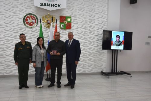 Зәйдә махсус операциядә һәлак булганнарның гаиләләренә Батырлык орденнары тапшырылды