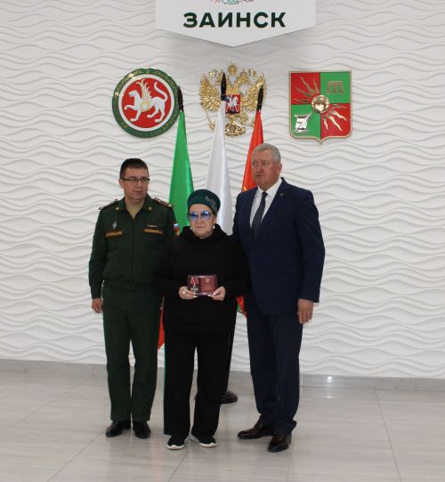 Зәйдә махсус операциядә һәлак булганнарның гаиләләренә Батырлык орденнары тапшырылды