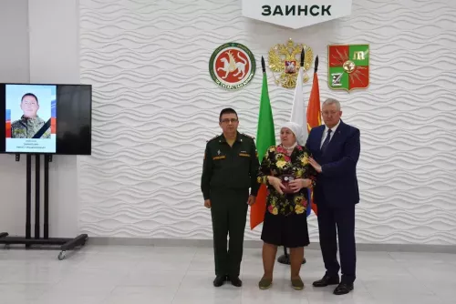 Зәйдә махсус операциядә һәлак булганнарның гаиләләренә Батырлык орденнары тапшырылды