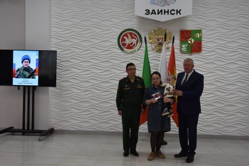 Зәйдә махсус операциядә һәлак булганнарның гаиләләренә Батырлык орденнары тапшырылды