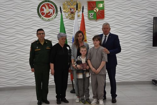 Зәйдә махсус операциядә һәлак булганнарның гаиләләренә Батырлык орденнары тапшырылды