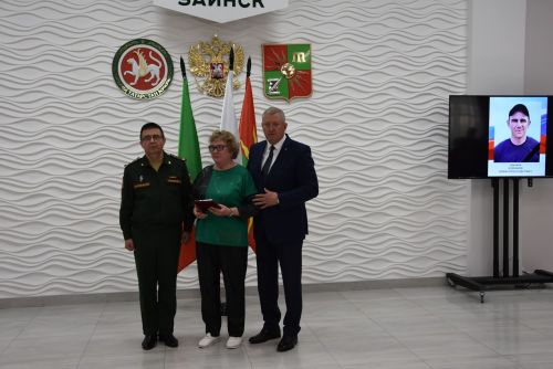 Зәйдә махсус операциядә һәлак булганнарның гаиләләренә Батырлык орденнары тапшырылды