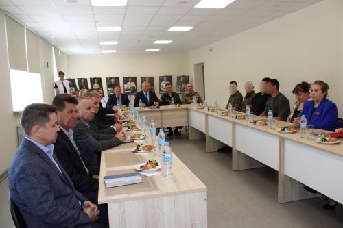 Зәй районы башлыгы ялга кайткан хәрбиләр белән очрашты