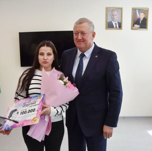 В Заинске у семьи участника СВО родился сын: глава района вручил сертификат на 100 000 рублей