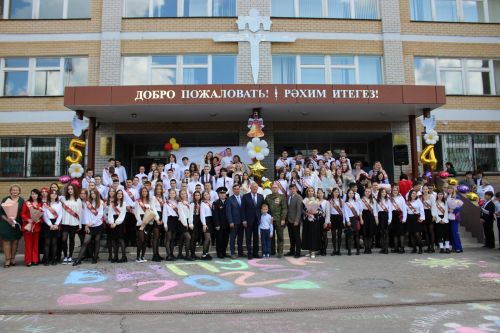 Для выпускников школ Заинского района прозвенел последний звонок