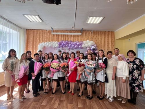 Кадер  мәктәбе өч укучысына, канат куеп, олы тормыш юлына озатты