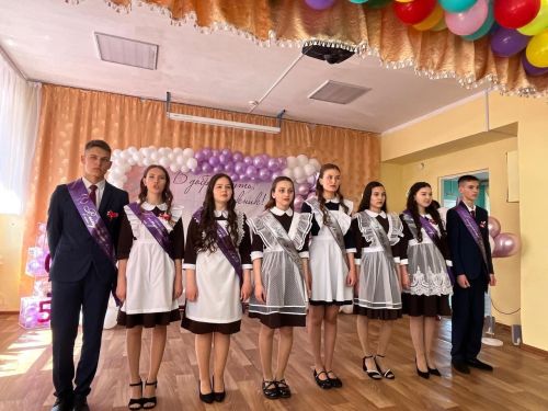Кадер  мәктәбе өч укучысына, канат куеп, олы тормыш юлына озатты