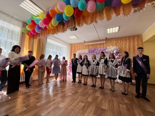 Кадер  мәктәбе өч укучысына, канат куеп, олы тормыш юлына озатты