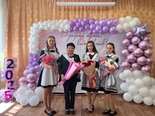 Кадер  мәктәбе өч укучысына, канат куеп, олы тормыш юлына озатты