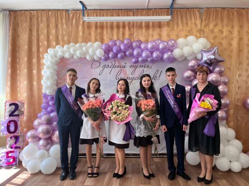 Кадер  мәктәбе өч укучысына, канат куеп, олы тормыш юлына озатты