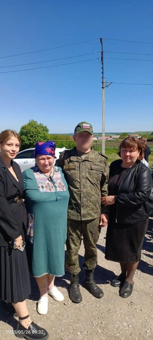 Сарсазбагражлылар җыелышып ялга кайткан хәрбине озатты