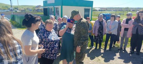 Сарсазбагражлылар җыелышып ялга кайткан хәрбине озатты