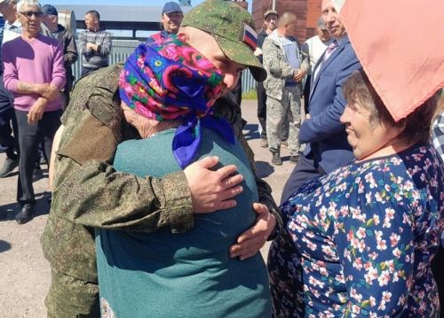 Сарсазбагражлылар җыелышып ялга кайткан хәрбине озатты