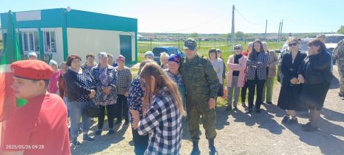 Сарсазбагражлылар җыелышып ялга кайткан хәрбине озатты