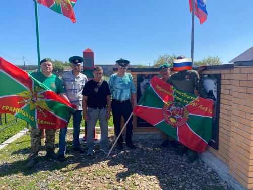 Югары Багражда маскировка челтәрләре үрүчеләр янында хәрби егет һәм чик сакчылары булды