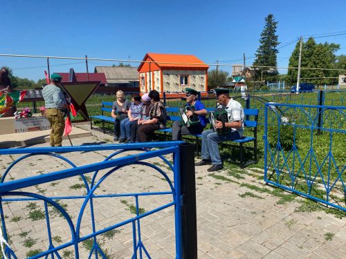 Югары Багражда маскировка челтәрләре үрүчеләр янында хәрби егет һәм чик сакчылары булды
