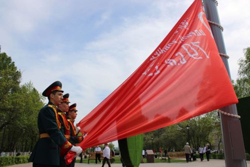 В Заинске Знамя Победы площадью 24 м² подняли на 20-метровую высоту