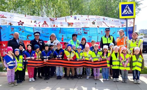 В Заинске юные помощники инспекторов движения подарили горожанам георгиевские ленты