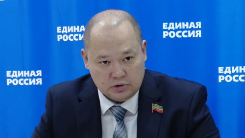 Дәүләт Советы депутаты Рияз Комаров Бөек Җиңү бәйрәме белән тәбрикли