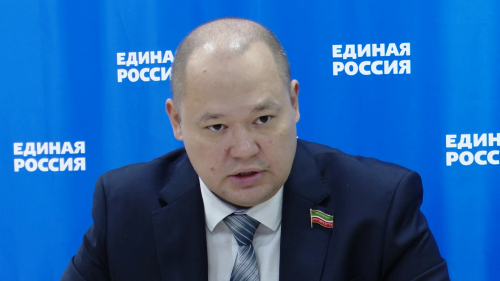 Дәүләт Советы депутаты Рияз Комаров Бөек Җиңү бәйрәме белән тәбрикли