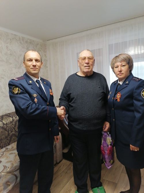 Зәйнең җәза үтәтү инспекциясе хезмәткәрләре хезмәт ветеранын Җиңү көне һәм һөнәри бәйрәм белән котладылар