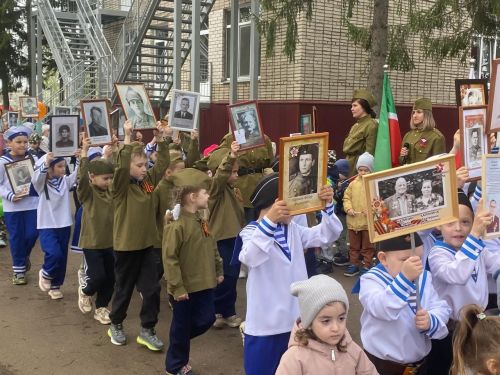 «Лесная сказка» помнит и гордится: в детском саду прошел парад в честь 80-летия Победы