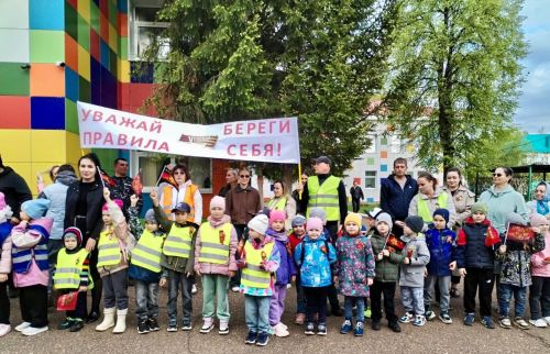 «Победе – безопасные дороги!»: в детском саду «Дюймовочка» прошел родительский патруль