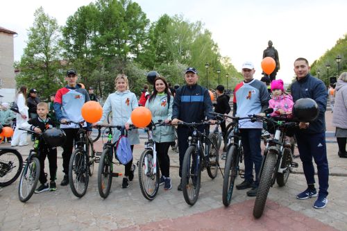 Около 200 заинцев проехали по улицам города на велосипедах в честь 80-летия Победы